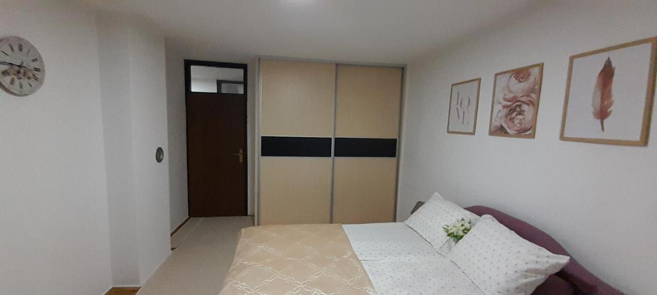 Cozy And Sunny Apartment Near The Airport Sarajevo Eksteriør billede